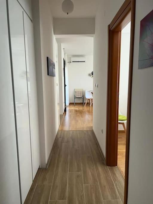 Modern Seaside Apartment With Balcony Tale Apartment كوتور المظهر الخارجي الصورة
