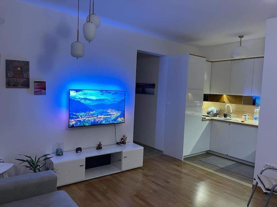 Modern Seaside Apartment With Balcony Tale Apartment كوتور المظهر الخارجي الصورة