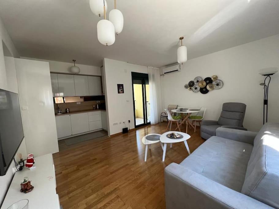 Modern Seaside Apartment With Balcony Tale Apartment كوتور المظهر الخارجي الصورة