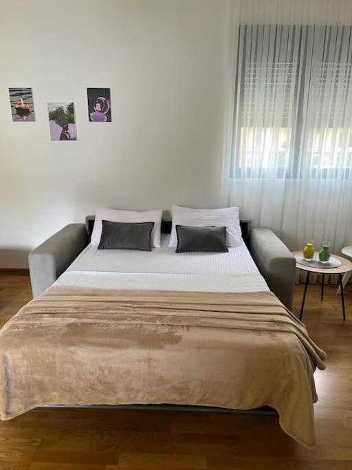 Modern Seaside Apartment With Balcony Tale Apartment كوتور المظهر الخارجي الصورة